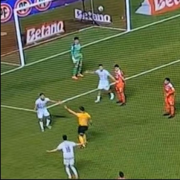 La burrada arbitral del fin de semana: era un gol claro, pero el juez dio tiro de esquina