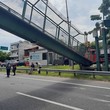 Se cayó parte de un puente peatonal sobre la General Paz: hay un caos de tránsito en la zona