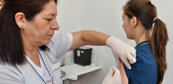 Se registran más casos de fiebre amarilla en la región y en Argentina hay polémica por la vacuna