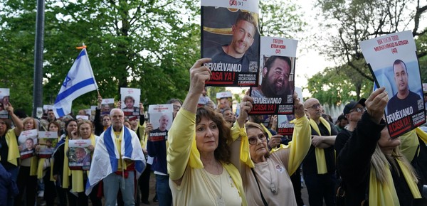 Conmovedor abrazo simbólico por los rehenes de Hamas: “Agonizamos por el dolor, pero tenemos una luz de esperanza”