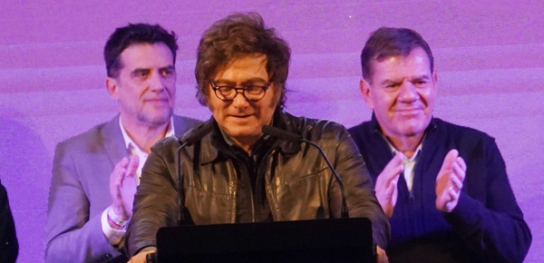 Los candidatos de LLA en Provincia firman 24 horas antes del límite y Macri le lleva otro nombre a Karina tras el veto