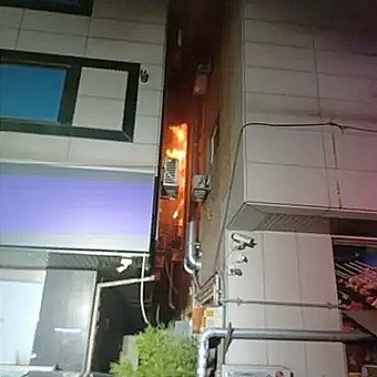 Quiso matar una cucaracha y generó un incendio: su vecina murió tras salvar a su bebé