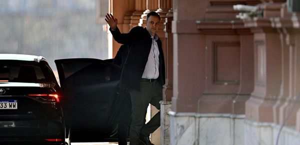 Adorni minimizó la declaración de Trump de que “Argentina pelea por su vida”