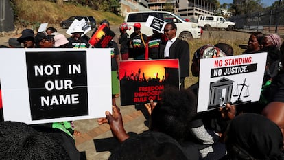 Camisas de fuerza y aviones militares: cómo la Administración de Trump hace desaparecer a decenas de migrantes en África