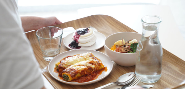 Con chefs famosos y platos de restaurante, la comida de hospital cambia y se vuelve más gourmet