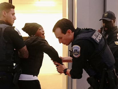 Washington y el Gobierno de Trump acuerdan restituir el control de la policía de la ciudad al jefe del departamento
