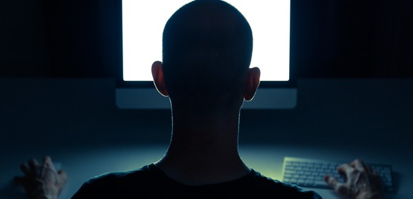 Se hacía pasar por un joven, pero era su profesor: imputaron a un hombre de 67 años por ciberacoso a una alumna de 13