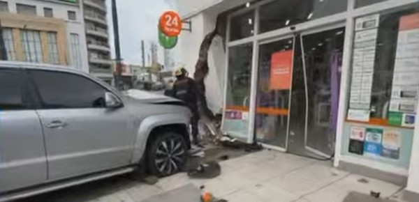Una camioneta embistió a un auto y tras el choque destruyó el frente de una farmacia frente al Cid Campeador
