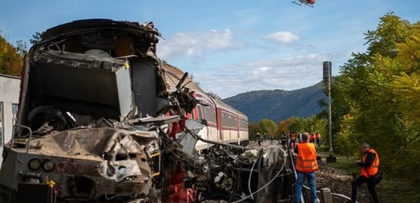 Impresionante choque de dos trenes rápidos en Eslovaquia
