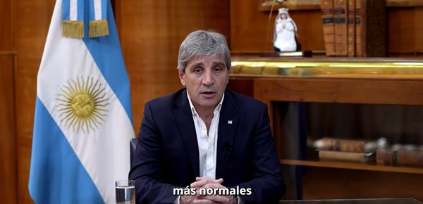 Caputo aseguró que una devaluación no brinda competitividad y prometió reformas laboral e impositiva