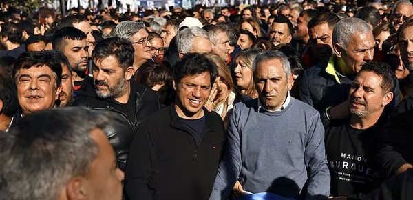 Kicillof irá en caravana a lo de Cristina Kirchner, pero después hará acto propio