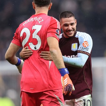Aston Villa festejó por las atajadas de Dibu Martínez y el golazo de Buendía