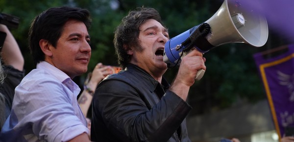 El kirchnerismo se oculta en la campaña detrás de la crisis de Javier Milei