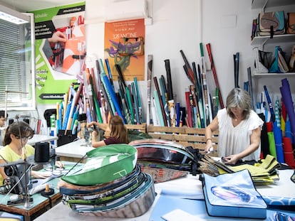 Hilo Doble: personas en riesgo de exclusión de Málaga que convierten en moda las lonas de los festivales