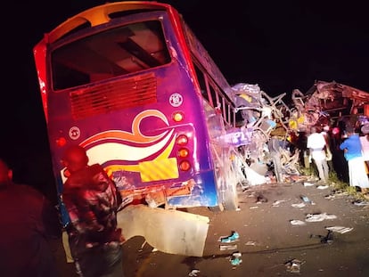 Decenas de muertos en el choque frontal de dos autobuses en Uganda