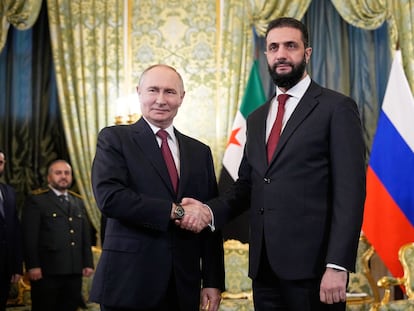 “Querido presidente, bienvenido”: Putin estrecha la mano del líder sirio que acabó con el régimen de El Asad