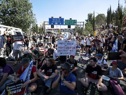 Miles de israelíes protestan en una jornada de huelga para pedir el retorno de los rehenes que permanecen en Gaza