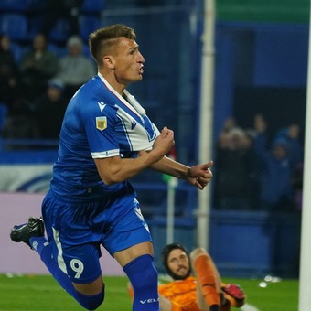 En la noche de los penales en Liniers y la roja a Lomónaco, Vélez venció a Independiente