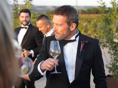 La boda gótica de Stella Banderas en Valladolid: mucho encaje negro y comida española, sin Tippi Hedren, pero con las hijas de Obama