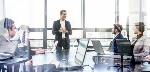 España ofrece becas gratis para formarse en IA y liderazgo, con pasaje y alojamiento incluido