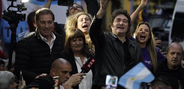 Milei retomó la campaña, habló de un momento bisagra y apuntó a “la barbarie comunista de los Kirchner”