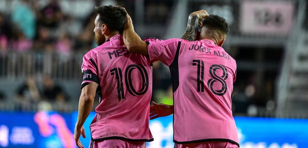 Messi regresó de su lesión y deslumbró con un golazo y una asistencia genial de taco