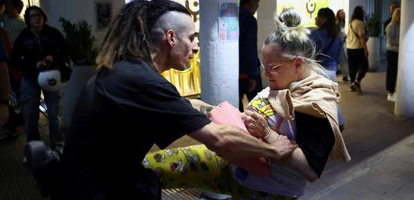 Detienen a una mujer con un cuchillo que agredió a un fotógrafo de Clarín que cubría el acto de Milei