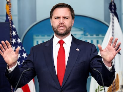 J.D. Vance defiende a los jóvenes republicanos que declararon su “amor” por Hitler en un chat 