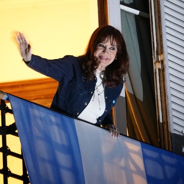 A Cristina le llegó una encuesta de la Provincia y se encendió la interna con Kicillof