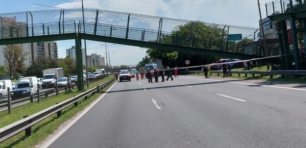 Siete horas de caos en la General Paz por la caída de un puente peatonal