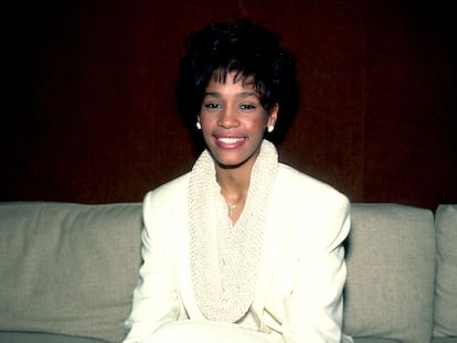 Los secretos que ocultó Whitney Houston en su primer éxito hace 40 años: la infidelidad, el armario y dos romances a la vez