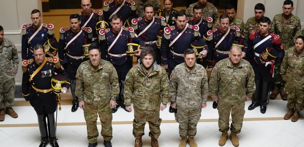 Vestido de militar, Javier Milei se mostró con un ministro que será candidato a diputado