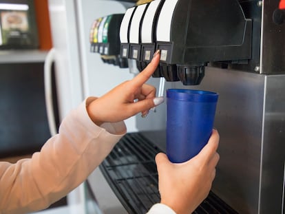 Guerra contra la obesidad infantil: el Reino Unido prohíbe el relleno gratis de bebidas azucaradas en restaurantes