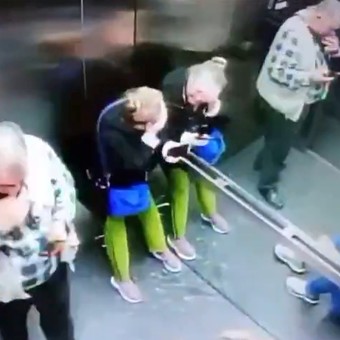 Un ascensor se desplomó con tres personas adentro: el video desde el interior