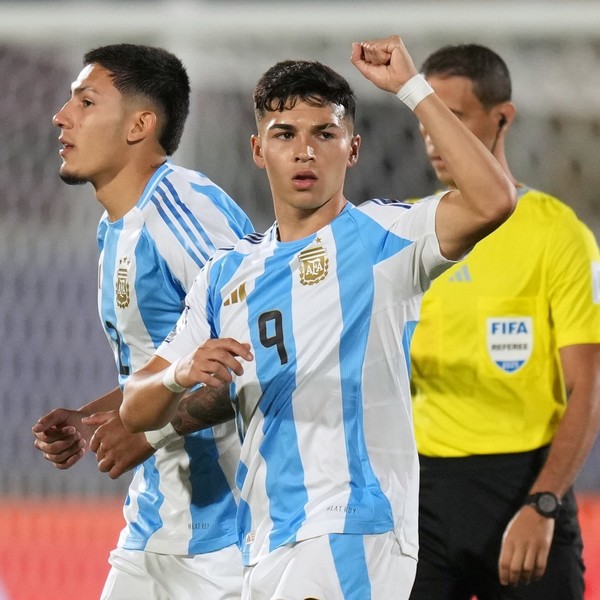 Argentina le gana de entrada a Australia con otro gol de Sarco y pasa a octavos
