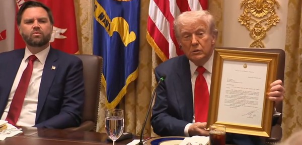 Milei le regaló a Trump una carta escrita por las familias de los rehenes argentinos liberados por Hamas