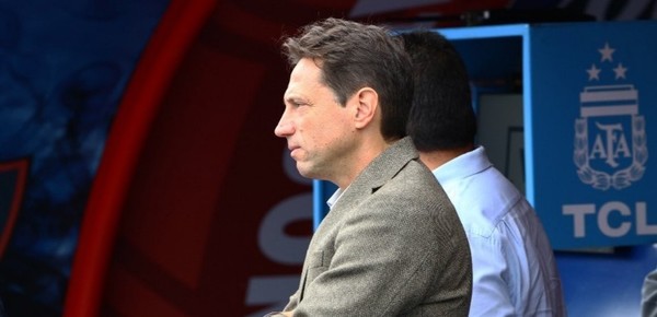 Moretti llegó al estadio de San Lorenzo para una reunión de Comisión Directiva y un ex dirigente de su riñón lo cruzó