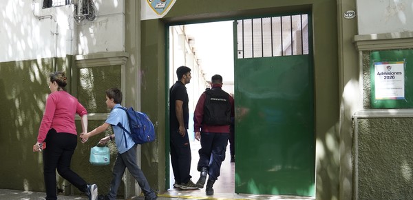 Avivar una llama con alcohol, la causa de la explosión en el Colegio Guadalupe: un alumno sigue muy grave