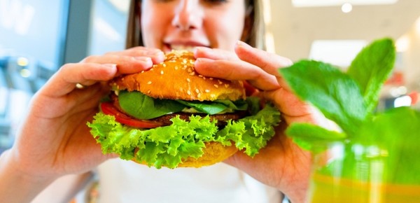 Por qué en Argentina las hamburguesas y salchichas pueden seguir teniendo ese nombre aunque no lo sean