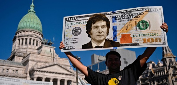 Luego del apoyo de Estados Unidos, el dólar bajó $75 y volaron las acciones