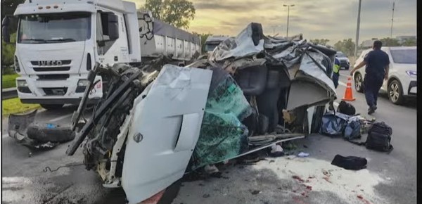 Tragedia en el Acceso Oeste: una camioneta chocó a un camión que estaba parado y murieron sus dos ocupantes