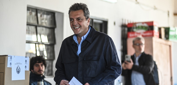 Massa reapareció para la campaña con pantalones rotos y un instructivo para votar