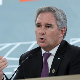 El Gobierno recomprará bonos en el mercado e invertirá el ahorro en educación