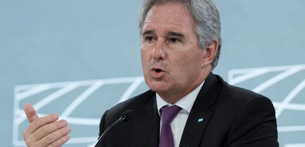 El Gobierno anunció que recomprará bonos en el mercado y que usará el ahorro para invertir en educación