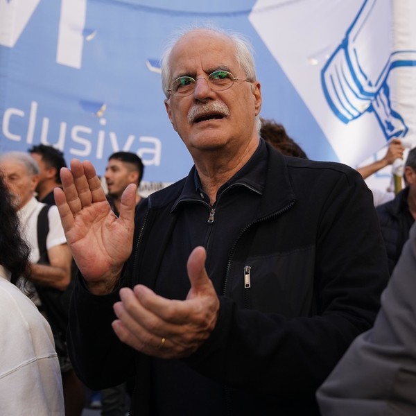 Acuerdo y sorpresa en el peronismo: Taiana encabezará la lista a diputados en Provincia e Itai Hagman en la Ciudad