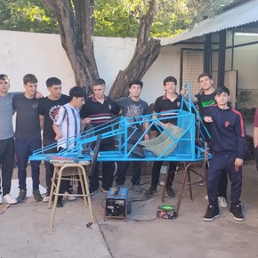 Estudiantes arman un auto eléctrico para competir en un desafío de YPF