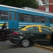 Un tren arrolló a un taxi que cruzó con la barrera baja en un paso a nivel de Flores y el taxista se escapó corriendo por las vías