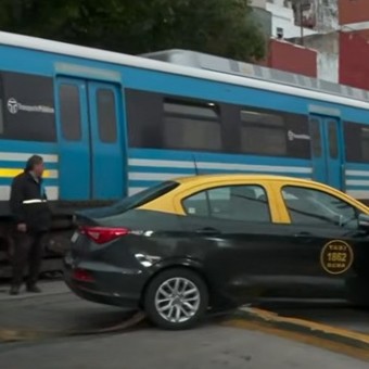 Un taxi cruzó con la barrera baja y lo embistió un tren: el chofer se fue a las corridas por las vías