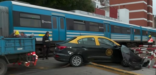 Un taxi cruzó con la barrera baja y lo embistió un tren del Sarmiento: el chofer se fue corriendo por las vías