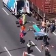 Un rescatista resultó herido por una tijera neumática que usaban para sacar a un auto que se incrustó debajo de un camión en la Panamericana